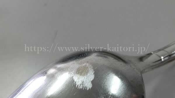 スプーンの裏面を削ると下から違う色の金属が出てきて銀製ではないと判明
